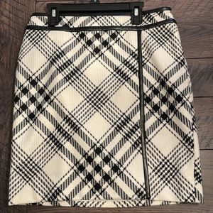 WHBM black  and off-white skirt size 0 in great condition. Front slit.